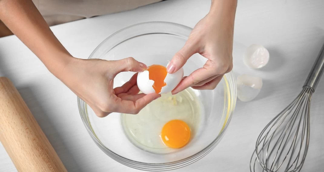 Γιατί δεν πρέπει να σπάμε τα αυγά στην άκρη του μπολ -Ποιος είναι ο σωστός τρόπος (βίντεο)